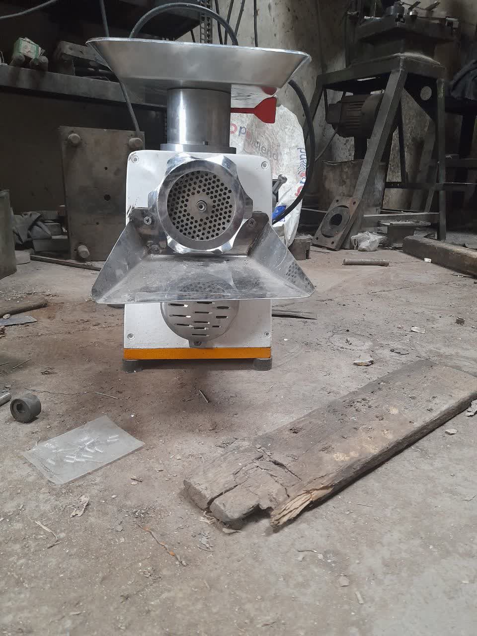 چرخ گوشت صنعتی رومیزی گیر بکسی و تسمه ای 32